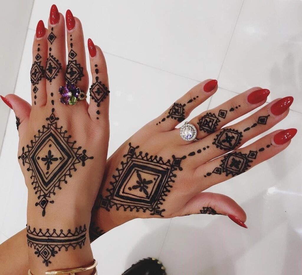 نقش حنة من صالون حلوة خدمة منازل في الكويت